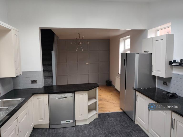 4 bedroom house in Wilmar Drive, Huddersfield, HD3 (4 bed) (#2644218)