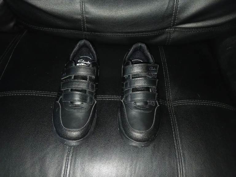 MINT CONDITION CLARKS SCHOOL SHOES 