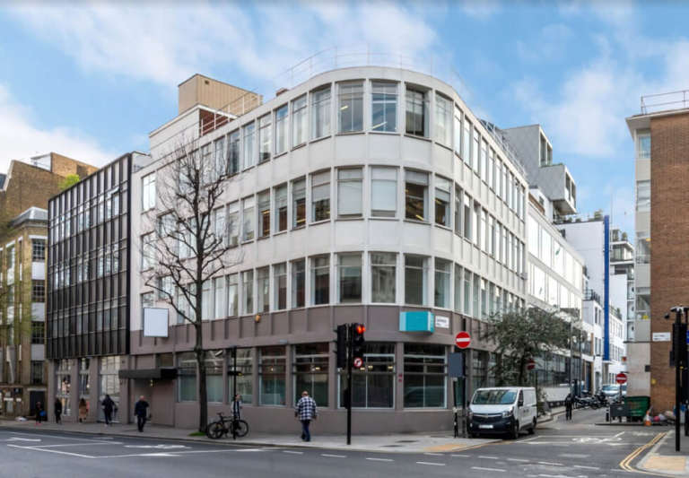 Furnished office to rent in *Farringdon*. Office Space for 46 desks EC1