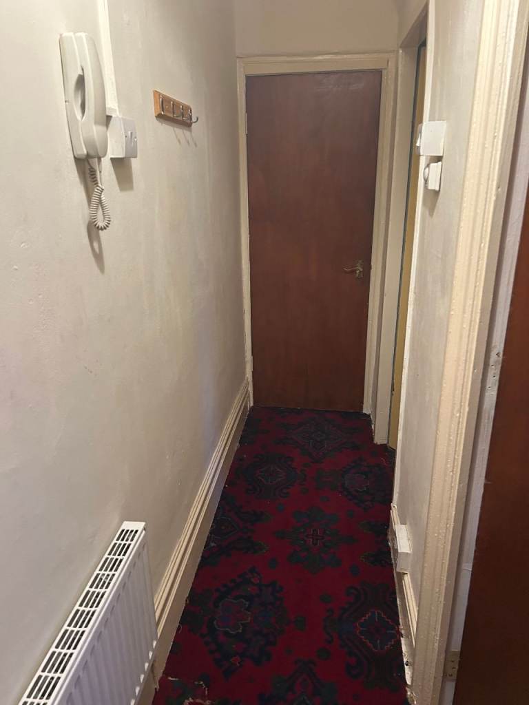 STUDIO FLAT TO LET