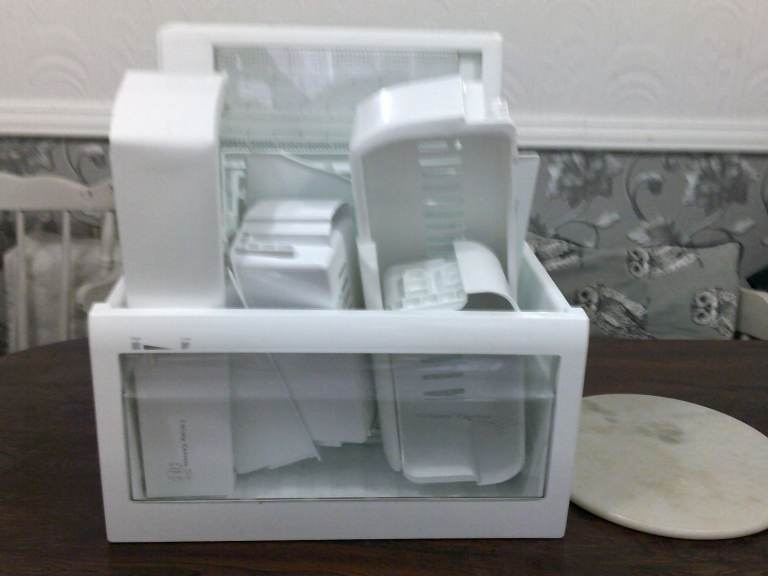 Samsung American fridge freezer drawers and shelves