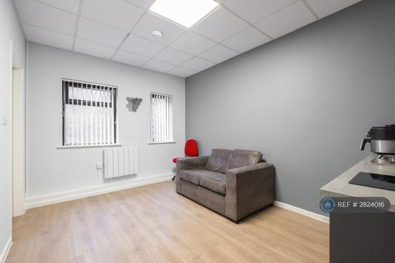 Studio flat in The Beacon, Huddersfield, HD4 (#2824016)
