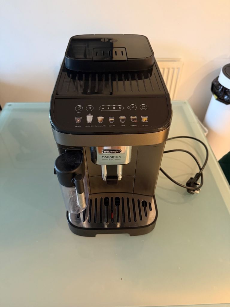 De'Longhi Magnifica Evo Coffee Machine 