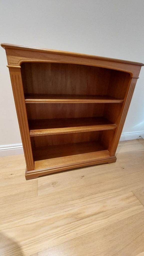 Traditional georgian style Solid Wooden mahogany Bookcase with Adjustable Shelves – Good Condition