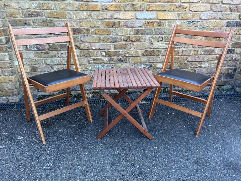 Fold up Wooden table and chairsyggoô