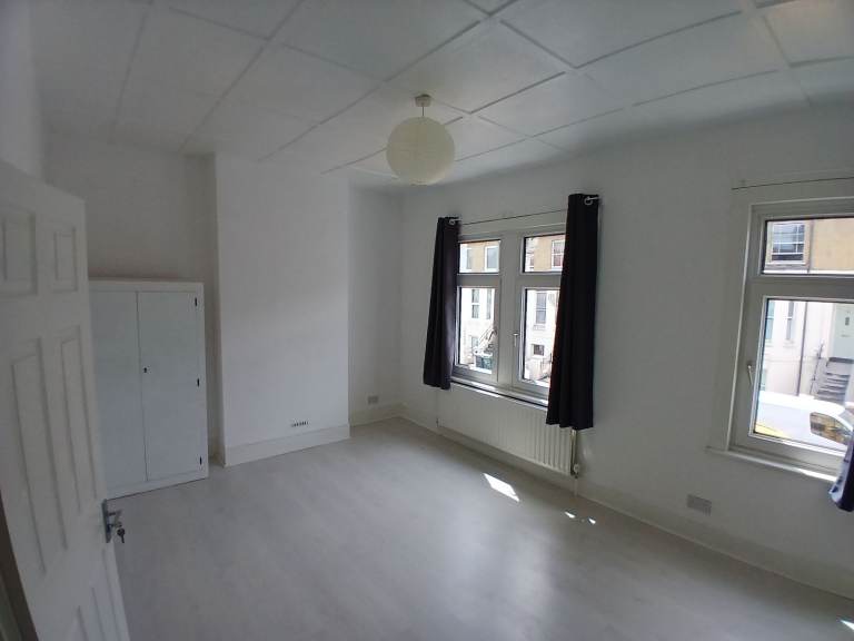 Large Double Room in central Catford