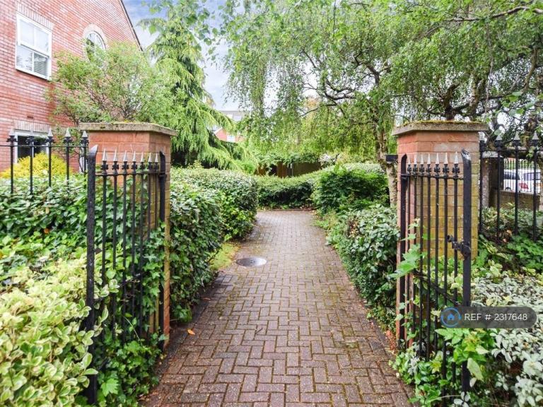 2 bedroom flat in Reading Road, Farnborough, GU14 (2 bed) (#2317648)