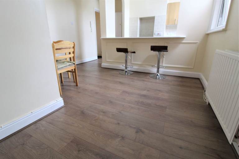 AMAZING VALUE SUPERB RENOVATED 2 BEDROOM FLAT NR TUBE BUSES TRAIN 18 MINS TO KINGS CROSS. 
