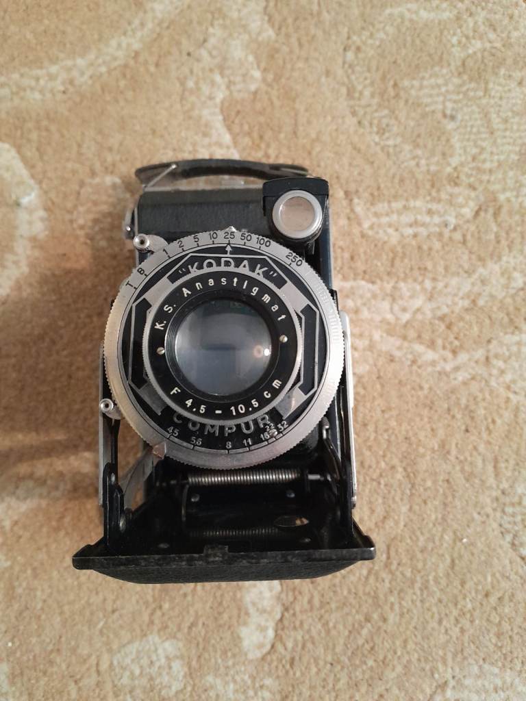 Kodak Compur bellows camera. Takes 620 film