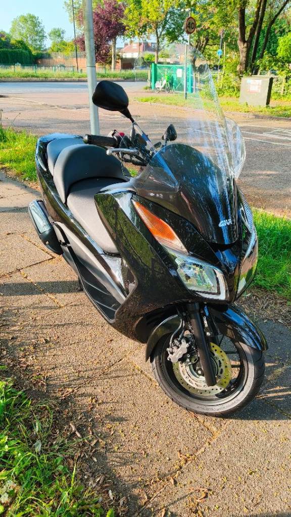 Honda Forza 300 immaculate condition (with free new tyre/TERMOSCUD leg cover (new))