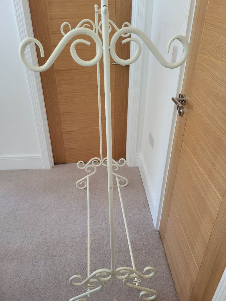 Clothes hanging rail