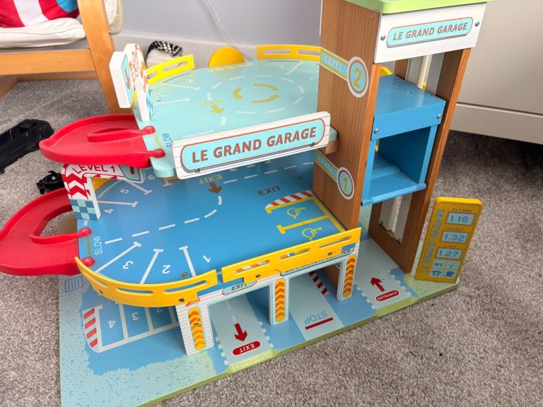 Le Toy Van garage