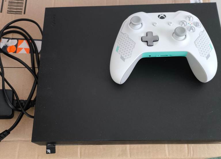 Xbox one X + controller+ Forza Horizon 3+ very good condition 