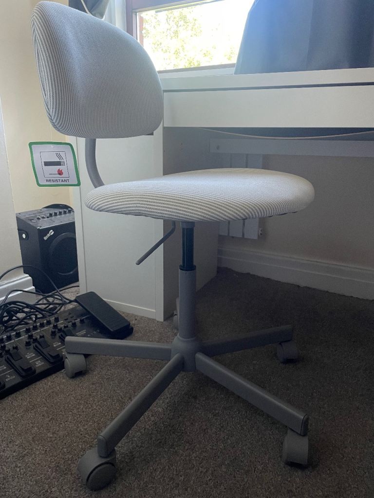 Grey Fabric Office Chair with Wheels – Good Condition