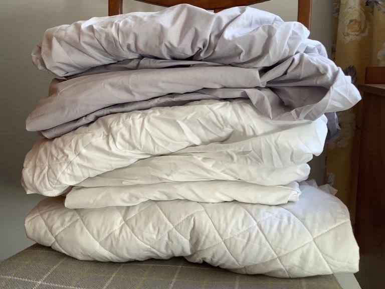 Fitted sheets for caravan island bed