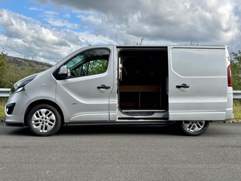 VAUXHALL VIVARO 1.6 CDTi 2700 BiTurbo ecoFLEX Sportive 2015