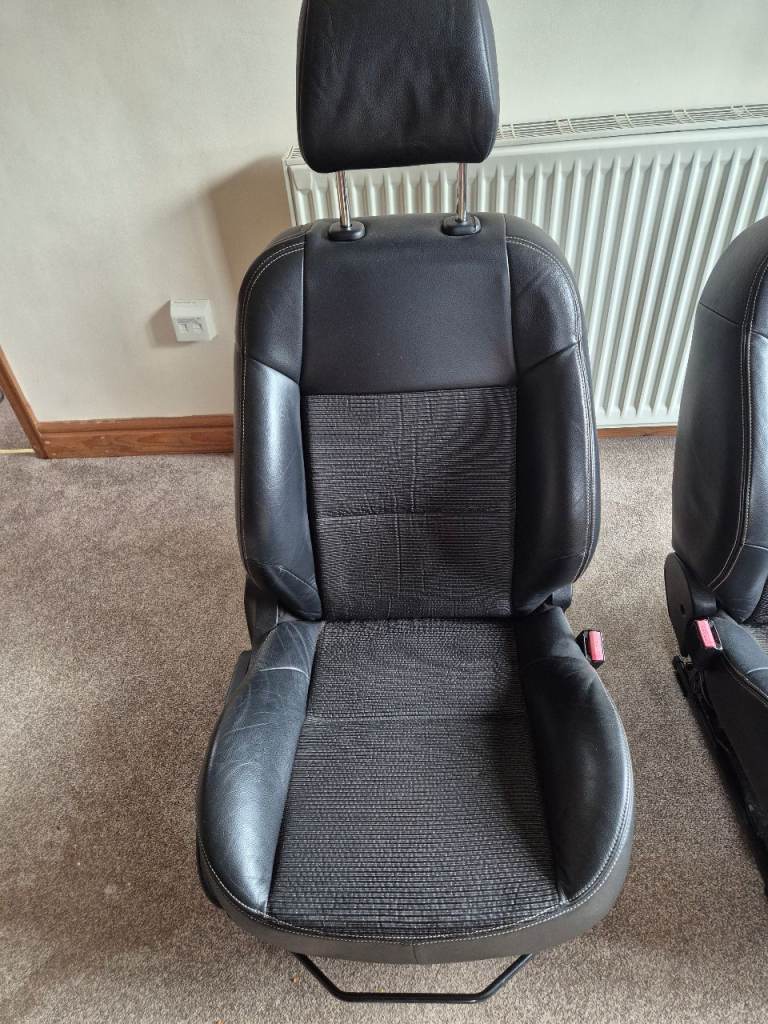 Peugeot 207 GT / Land Rover Series half leather seats