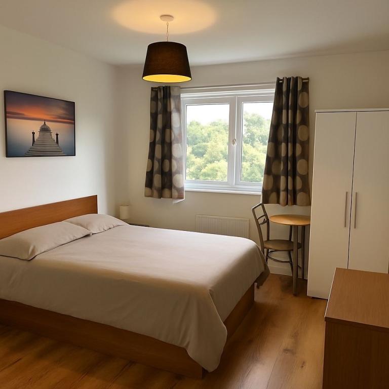 En-suite double room including bills available 1st April Postcode LU1 1TP
