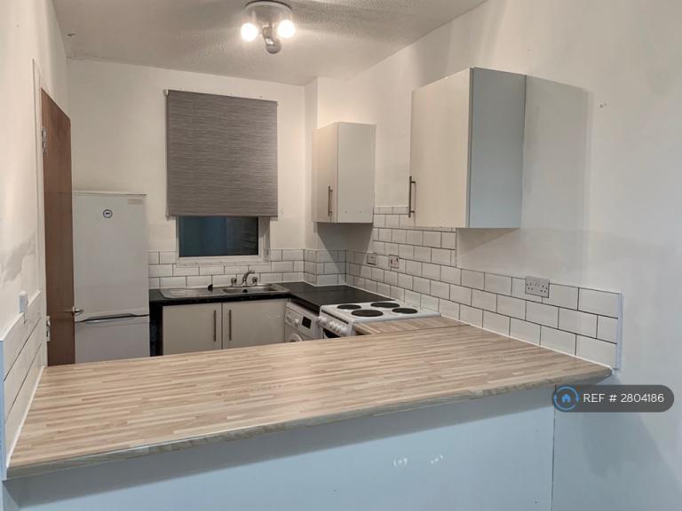 1 bedroom flat in High Street Colliers Wood, London, SW19 (1 bed) (#2804186)