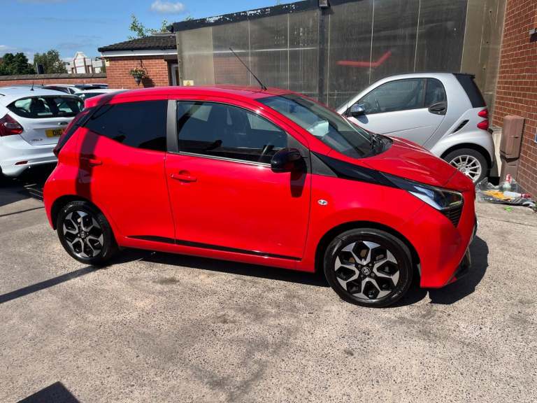 TOYOTA AYGO 1.0 VVT-i x-trend in Super Red 2021