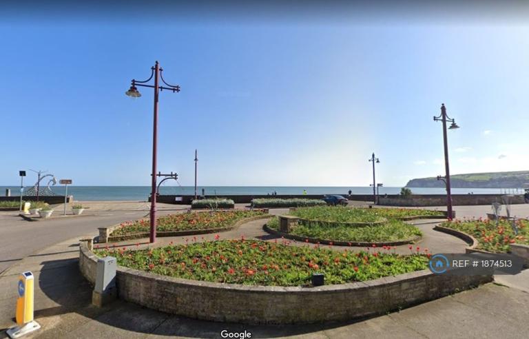 2 bedroom flat in Marine Crescent, Seaton, EX12 (2 bed) (#1874513)