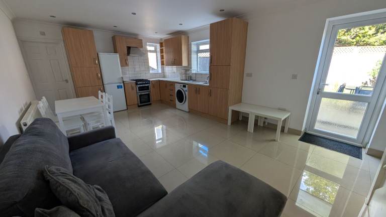 One bedroom, flat in Whitton, TW2