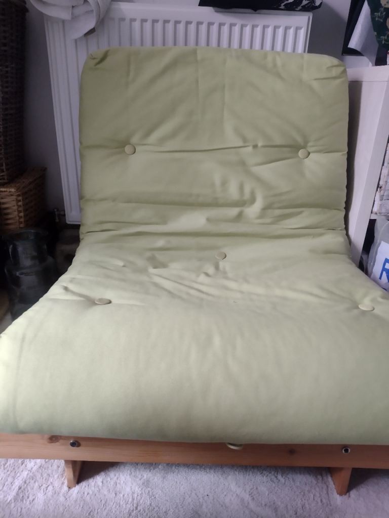 Single wood frame & green cover futon 