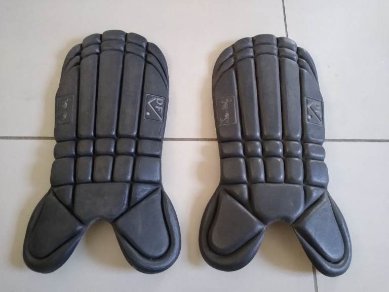 Hockey shin pads (suit ages 13+)