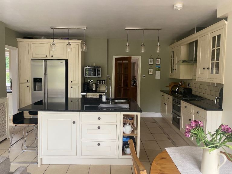Second hand kitchen with appliances buyer to dismantle 