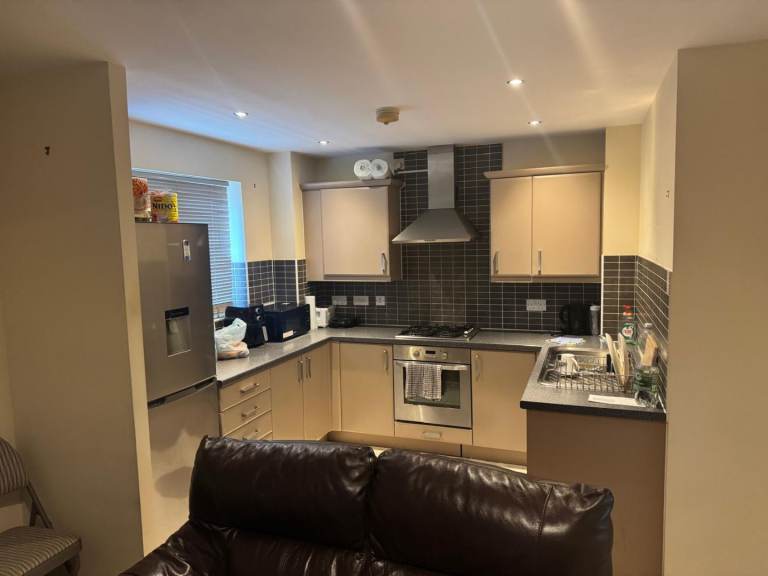 A clean and spacious room in a 2 bed flat