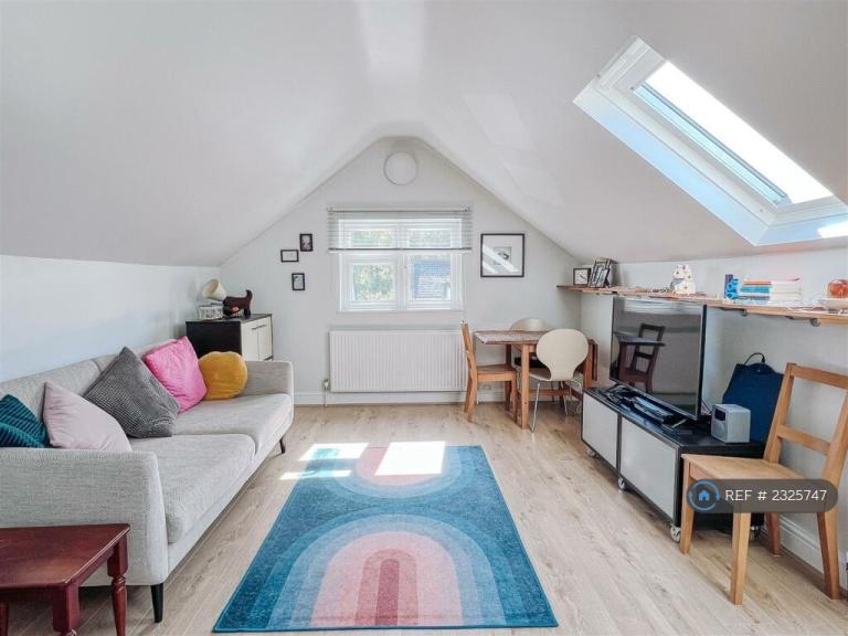 2 bedroom flat in Dornton Road, South Croydon, CR2 (2 bed) (#2325747)