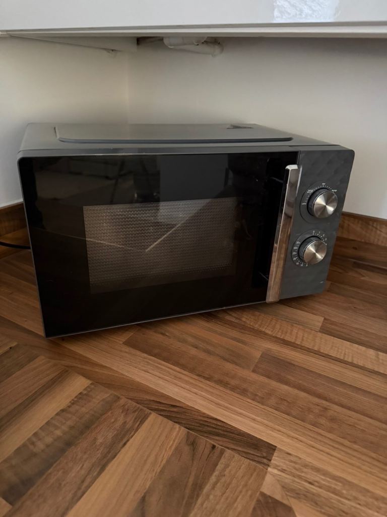 Silver/black Microwave Oven – Good Condition