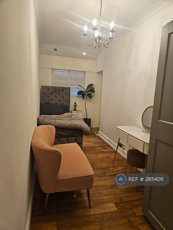 1 bedroom in Dunspring Lane Clayhall, Ilford, IG5 (#2854011)