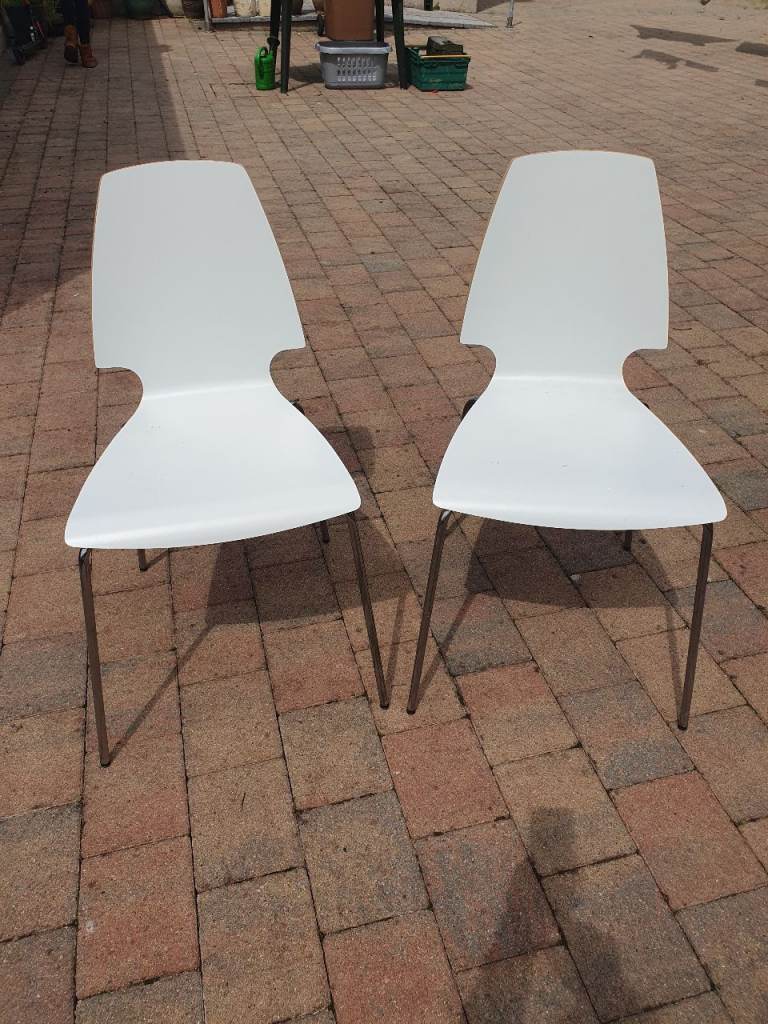 2 white chairs. Good vondition. Collection Portglenone 