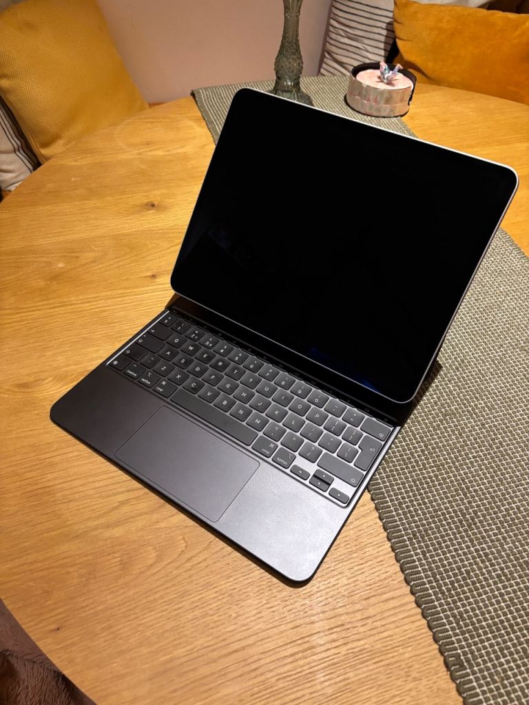 Apple iPad Pro 13” (1TB, WiFi) + Magic Keyboard – As New (Receipt Included)