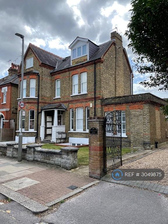 1 bedroom flat in Clarendon Drive, London, SW15 (1 bed) (#3049875)