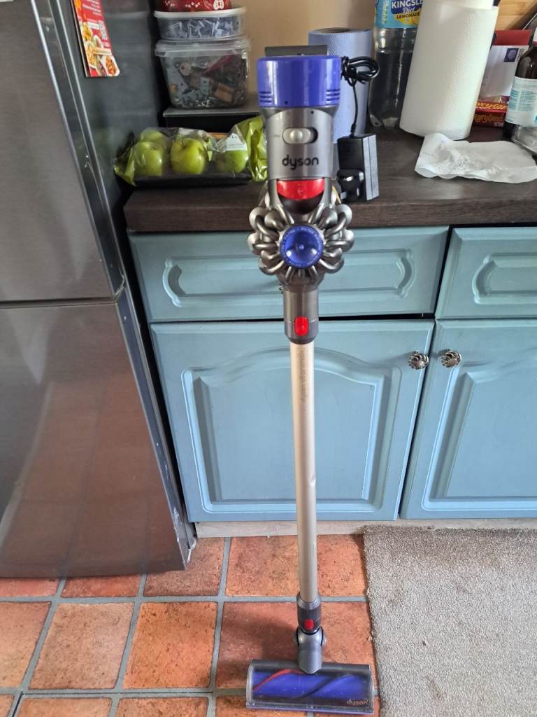working dyson cordless V8 handheld with tool new charger good battery