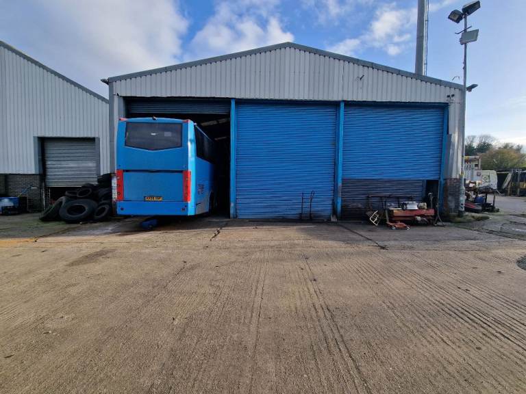 Commercial garage unit to let