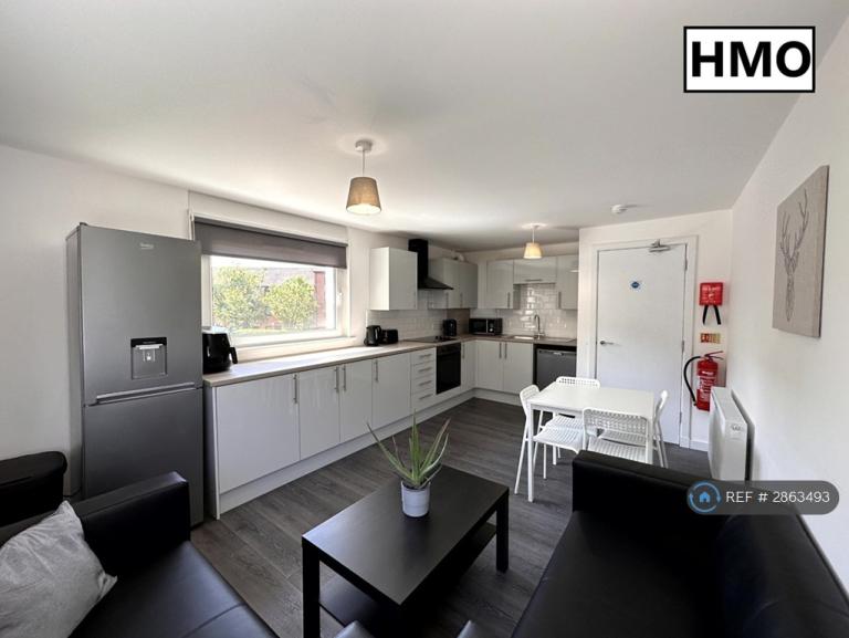 4 bedroom flat in Chapel St, Glasgow, G73 (4 bed) (#2863493)