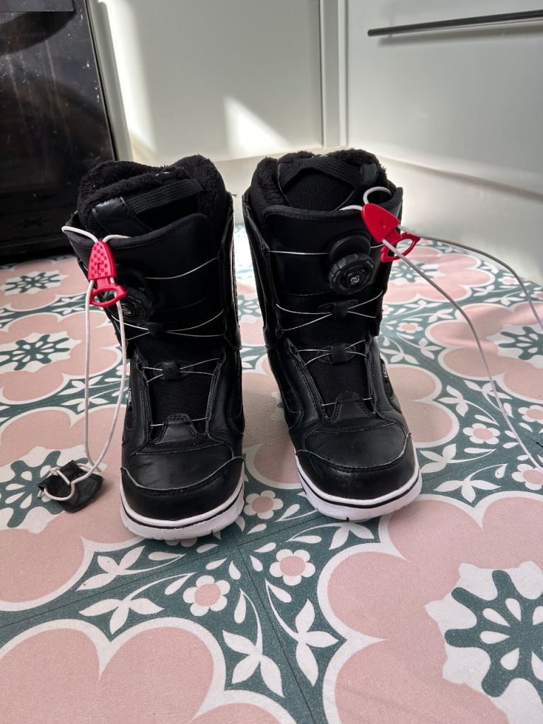 Vans snowboard boots size 3.5