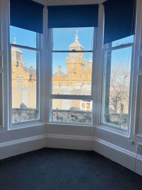 Bright 3-bed flat in Ravelston / close to city centre