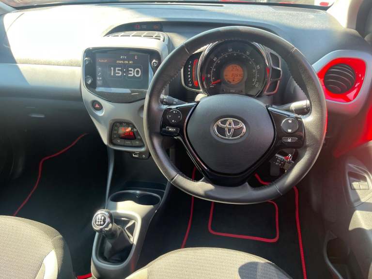 TOYOTA AYGO 1.0 VVT-i x-trend in Super Red 2021