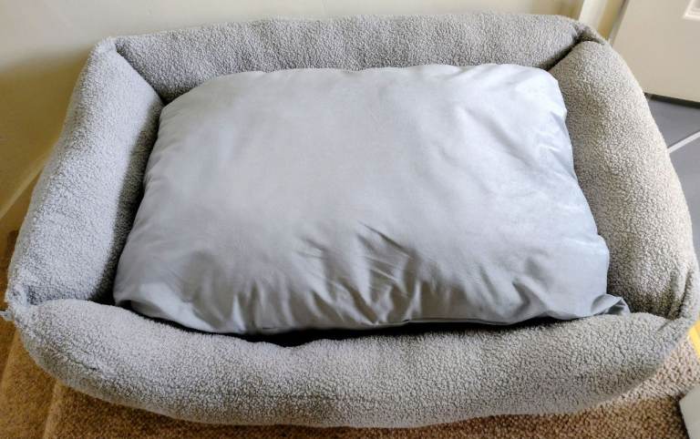 LARGE DOG BED (BRAND NEW)