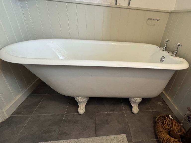 Roll top cast iron bath