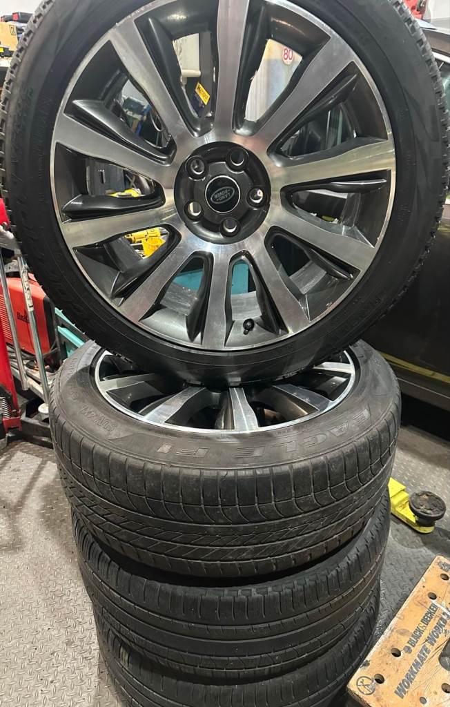 Range Rover set of 21 inch Alloy wheels of from Range Rover Sport 2018