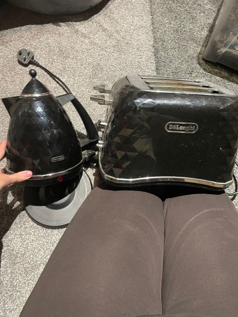 Delonghi Kettle and Toaster Set 