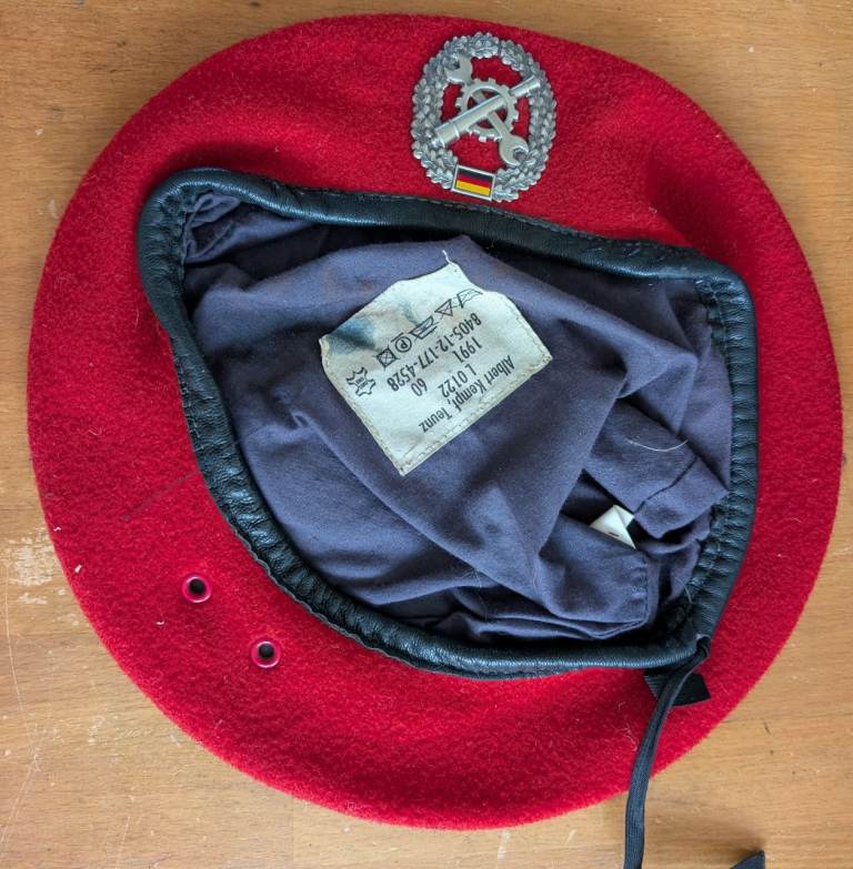 Vintage 1991 West German Albert Kempf Teunz Red Beret Size 60 (Maintenance/Technical Unit) Badge 