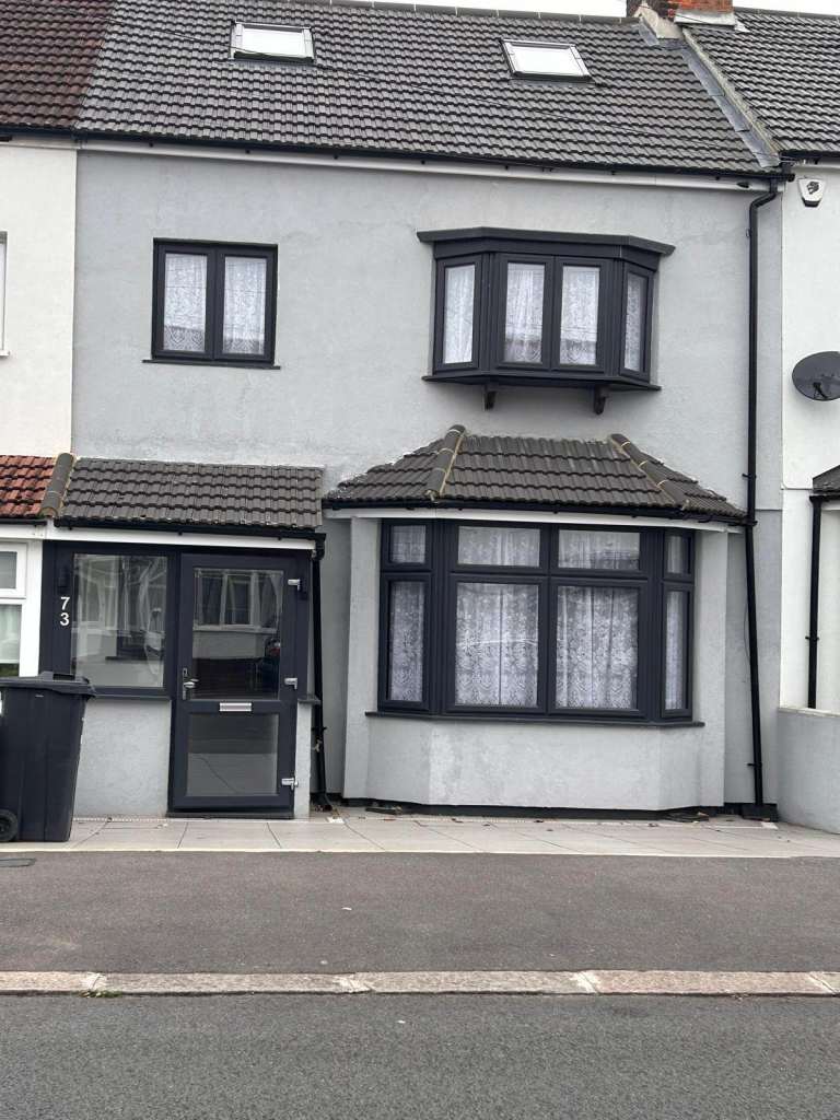 LOFT TO RENT IG2- £900 (ALL BILLS INCLUDED)