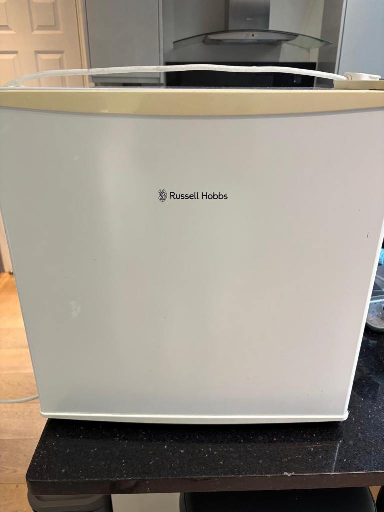 Russell Hobbs White Table Top Mini Fridge – Excellent