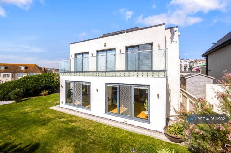 4 bedroom house in Marine Drive, Saltdean, Brighton, BN2 (4 bed) (#2610902)
